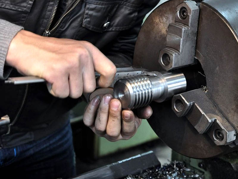 車工和加工中心誰累?工作難度!