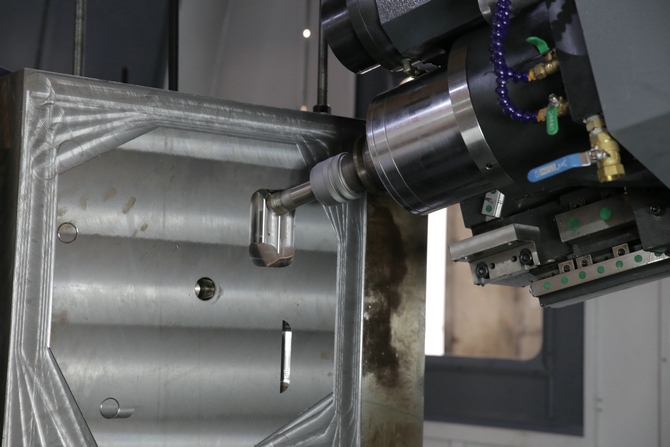 為什么臺(tái)翰機(jī)械的深孔機(jī)床是敞開(kāi)式結(jié)構(gòu)?